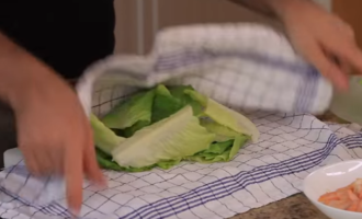 Листья салата промойте под проточной водой и бумажным полотенцем удалите всю жидкость.