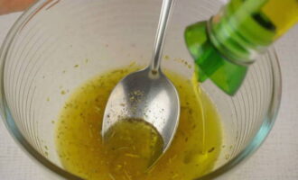 Высыпьте измельченные специи в небольшую емкость, добавьте оливковое масло и перемешайте.