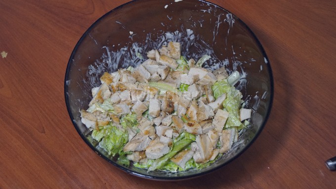 Салат Цезарь с курицей и сухариками — 10 простых рецептов
