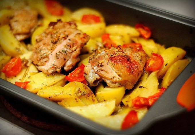 Курица с аппетитной корочкой с картошкой в духовке – пошаговый рецепт приготовления с фото