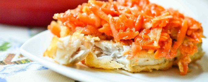 Рыба под маринадом из морковки и лука на сковороде