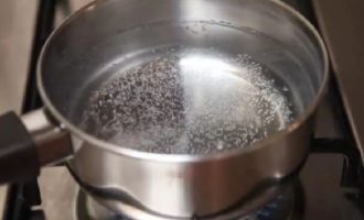 Налейте в кастрюлю воду и залейте растительное масло, добавьте соль и поставьте на огонь до закипания.