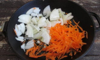 Для начала промойте и очистите корнеплоды. Лук нарежьте полукольцами, а морковь натрите на средней терке. Овощи пассеруйте в сковороде с растительным или оливковым маслом, пока лук не станет прозрачным.