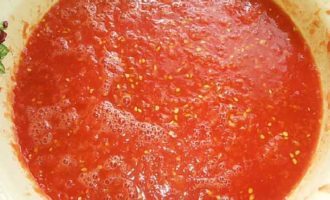 Как заготовить вкусное лечо из болгарского перца на зиму «Пальчики оближешь»? Томаты промываем, и каждый овощ разрезаем на четыре части. Измельчаем дольки помидоров через мясорубку или блендером. Переливаем томатную массу в кастрюлю и варим 15-17 минут, пока не выкипит лишняя жидкость.