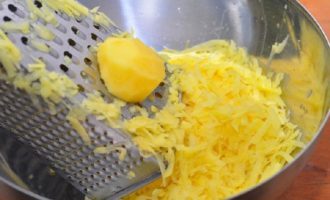 Куриное филе промываем и нарезаем мелкими кусочками. Лук очищаем и также мелко режем. Картофель промываем, чистим и натираем на крупной терке.