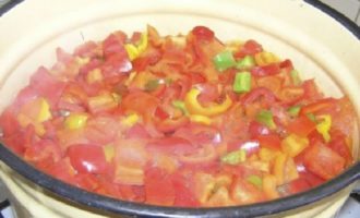 К уже немного проваренным помидорам, добавляем нарезанный перец, специи и варим еще 20 минут от момента закипания.