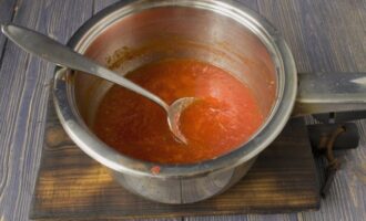 Овощной соус влейте в кастрюльку, добавьте масло, уксус, сахар, соль и специи. Доведите соус до кипения на умеренном огне, после чего проварите его на протяжении десяти минут. В это же время можете заранее обдать кипятком литровые банки и вложите в них нарезанные на кусочки кабачки.