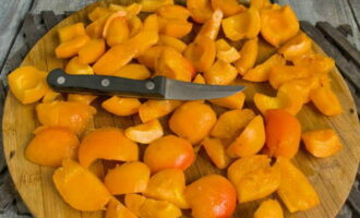 Выбранные для приготовления джема абрикосы тщательно промыть под проточной водой. Затем их нарезать небольшими кусочками, одновременно удаляя косточки.