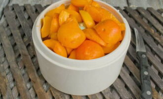 Нарезку абрикосов переложить в чашу блендера или кухонного комбайна и измельчить на небольшой скорости до однородного состояния.