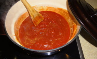 Добавьте необходимое количество томатной пасты. Тщательно перемешайте и обжарьте несколько минут.