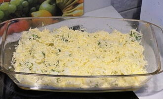 Залейте капусту соусом, приготовленным ранее. Сверху все присыпьте тертым сыром.