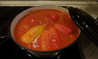 Выложите фаршированные перцы, накройте крышкой, уменьшите огонь и готовьте блюдо приблизительно 50-60 минут.