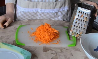На крупной терке натираем очищенную и промытую морковь.