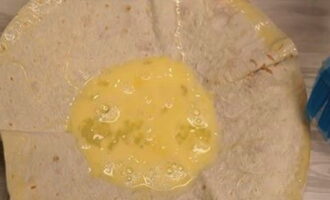 Воспользовавшись силиконовой кисточкой, смажьте края лаваша взбитым куриным яйцом.