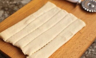 Подготовленное тесто нарезаем длинными полосками.