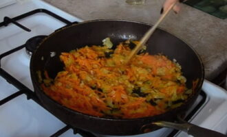 На умеренный огонь поставьте сковороду, нагрейте в ней растительное масло. Затем обжарьте измельченные овощи до мягкости.