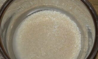 Необходимое количество риса тщательно промойте в прохладной проточной воде несколько раз, а затем выложите в глубокую миску и залейте кипятком.
