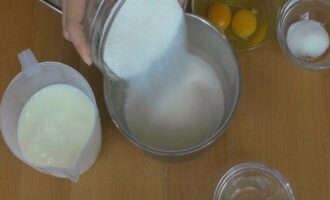 В кастрюле смешиваем муку, сахар и ванилин. Разбиваем к ним яйца и начинаем растирать содержимое.