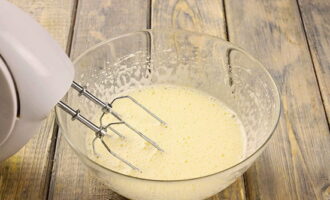 Для приготовления бисквита яйца разбиваем в миску и засыпаем их сахарным песком. Взбиваем все вместе, пока не получится практически белая и довольно плотная пена. Кристаллики сахара должны полностью раствориться.