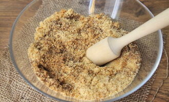 Разламываем песочное печенье, затем измельчаем его при помощи блендера. Должна получиться мелкая крошка.