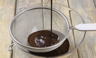 Набухший желатин нагреваем, растворяем и вливаем в шоколадную глазурь. Хорошо перемешиваем массу и процеживаем ее через мелкое сито, после чего даем слегка остыть.