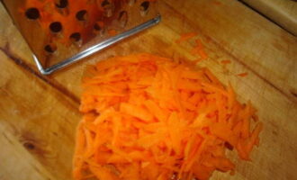 Отваренную морковь чистим и также измельчаем на крупной терке и укладываем следующим слоем поверх яиц.