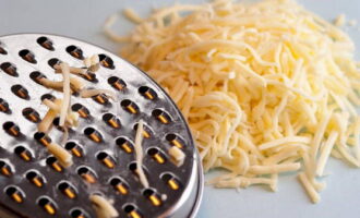 На терке измельчаем кусочек твердого сыра и посыпаем им салат. На сыр наносим слой майонеза. Посыпаем салат растертым желтком.