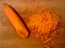 Также чистим морковку и измельчаем с помощью крупной терки.