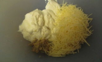 Для заправки смешайте сыр, горчицу и йогурт, перемешайте все ингредиенты.