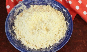 Как приготовить песочное тесто для пирога? Смешайте 2/3 муки с сахаром и солью. Добавьте размягченное сливочное масло и хорошо перемешайте эти ингредиенты до образования мелкой крошки.