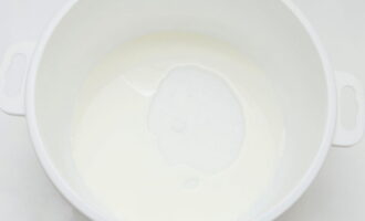 Выливаем молоко в удобную емкость и нагреваем его на плите, но не доводим до кипения.
