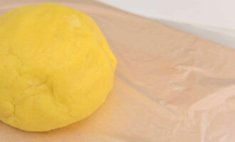 Получившееся тесто соберите в шар, поместите в полиэтиленовый пакет или затяните пищевой пленкой и поместите его в холодильник приблизительно на 20 минут.