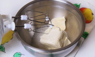 Венские вафли готовятся очень просто. Масло заранее достаем из холодильника, чтобы оно стало мягким. Далее растираем продукт вместе с сахаром. Удобно для этого использовать миксер.