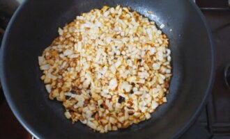 Картофель помойте, очистите и поставьте варить. С лука снимите шелуху, мелко нарежьте и обжарьте на подсолнечном масле до золотистого цвета.