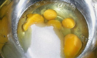 Яйца комнатной температуры взбивайте с сахаром около 10 минут.