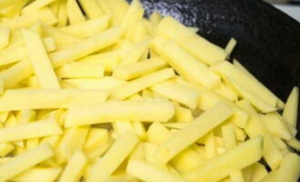 Картофель очистите, помойте и нарежьте тонкими брусками. Обжарьте картофель отдельно от грибов до румяной корочки.