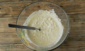Муку просейте, затем всыпьте ее небольшими порциями в миску, каждый раз перемешивая тесто.