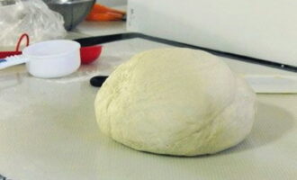 Долго вымешиваем руками тесто до получения гладкого и мягкого кома. После ставим его в теплое место на  1-1,5 часа.