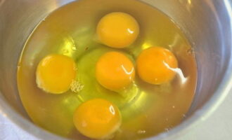 В отдельную посуду разбиваем яйца.