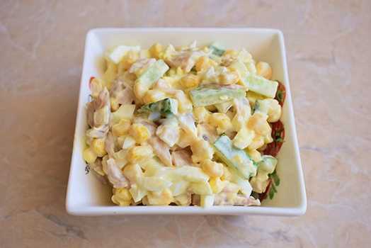 Салат с копченой курицей и кукурузой – 8 пошаговых рецептов приготовления