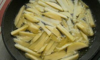 В сковороду выливаем растительное масло и даем ему прогреться. После погружаем в кипящее масло картофель.