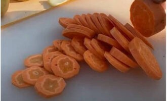Крупными кружками нарезать очищенную морковь.
