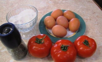 Для приготовления яичницы с помидорами на сковороде первым делом подготовьте все необходимые ингредиенты.