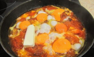 После чего в сковороду разбейте необходимое количество куриных яиц, посолите и поперчите, накройте крышкой и готовьте приблизительно 5 минут.