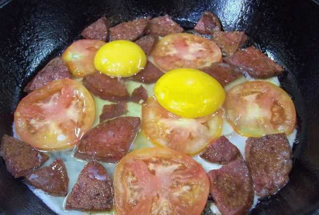 Яичница с помидорами — 10 пошаговых рецептов на сковороде