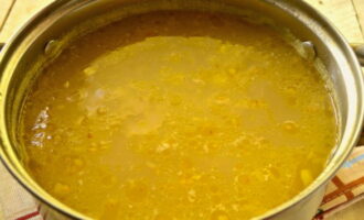 Суп солим по вкусу и продолжаем варить до готовности всех ингредиентов.