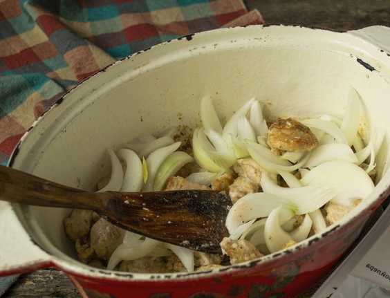 Азу из свинины с солеными огурцами и картошкой в казане рецепт приготовления