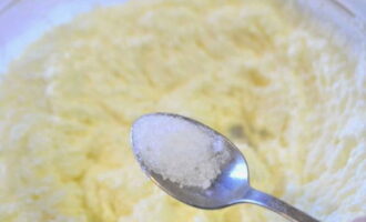 В масляно-сахарную массу добавляем соль, перемешиваем.