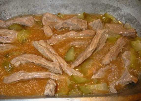 Азу из свинины с солеными огурцами и картошкой в казане рецепт приготовления