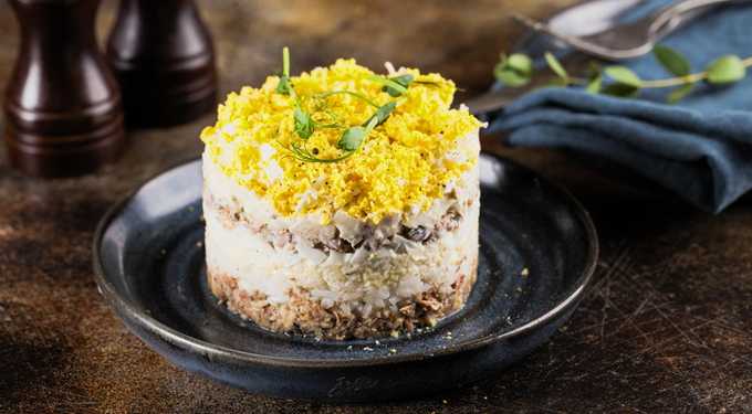Салат «Мимоза» с горбушей классический - 7 рецептов с консервами сливочным маслом картошкой рисом с пошаговыми фото